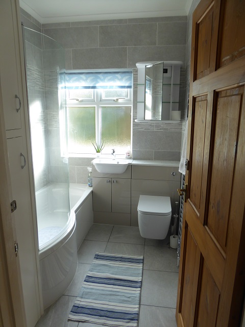 Bathroom bedroom in Carisbrooke self catering holiday cottage