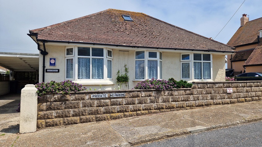 Front view of Carisbrooke self catering holiday cottage